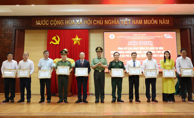 Trao tặng Bằng khen của Chủ tịch UBND tỉnh Đắk Lắk cho các tập thể có thành tích trong Lễ hội Cà phê Buôn Ma Thuột lần thứ 9. Trao tặng Bằng khen của Chủ tịch UBND tỉnh Đắk Lắk cho các tập thể có thành tích trong Lễ hội Cà phê Buôn Ma Thuột lần thứ 9.