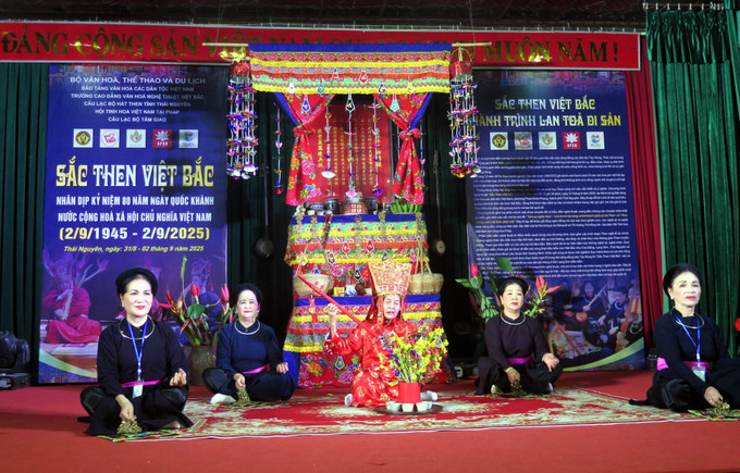 Nghệ nhân Nhân dân Nông Thị Lìm, tỉnh Lạng Sơn (trang phục màu đỏ) trình diễn trích đoạn nghi lễ “Luổm cốc bjoóc – lễ vun hoa”, một nghi lễ then của dân tộc Tày. Ảnh: TTXVN phát Nghệ nhân Nhân dân Nông Thị Lìm, tỉnh Lạng Sơn (trang phục màu đỏ) trình diễn trích đoạn nghi lễ “Luổm cốc bjoóc – lễ vun hoa”, một nghi lễ then của dân tộc Tày. Ảnh: TTXVN phát
