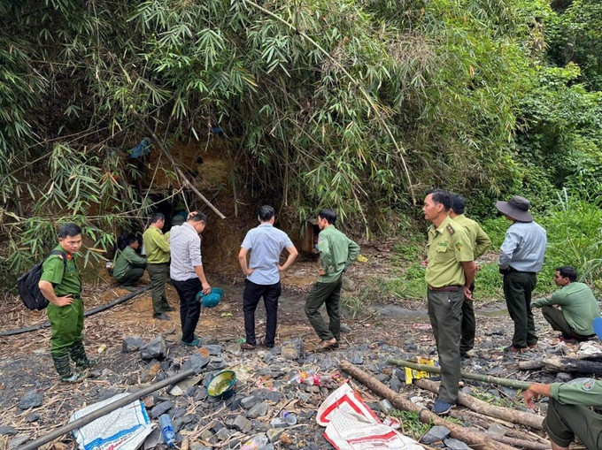 Ngành chức năng huyện Đắk Glong, tỉnh Đắk Nông kiểm tra một hầm khai thác vàng trái phép tại xã Đắk Ha, huyện Đắk Glong. Ảnh: TTXVN phát vang1-28725.jpg