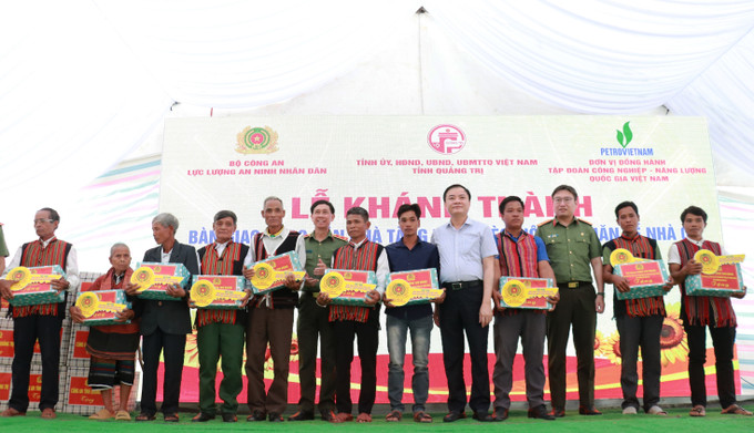Trao biểu trưng và tặng quà của Bộ trưởng Bộ Công an cho các hộ gia đình có hoàn cảnh khó khăn. Trao biểu trưng và tặng quà của Bộ trưởng Bộ Công an cho các hộ gia đình có hoàn cảnh khó khăn.