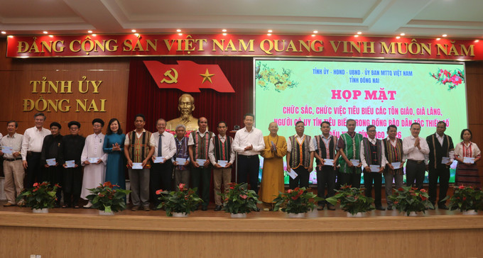 Lãnh đạo tỉnh Đồng Nai tặng quà cho hơn 150 chức sắc các tôn giáo già làng, người có uy tín tiêu biểu trong đồng bào dân tộc thiểu số trên địa bàn tỉnh.