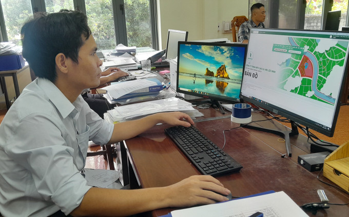 Hoàng Văn Cảnh kiểm tra vườn cây cao su trên bản đồ số.