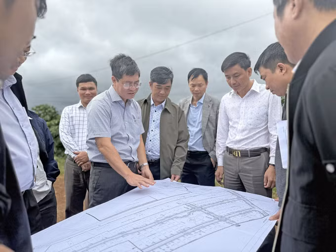 Ông Nguyễn Hồng Hải, Phó Chủ tịch UBND tỉnh Lâm Đồng (người đeo kính) kiểm tra thực tế công tác giải phóng mặt bằng, tái định cư cho các hộ dân bị ảnh hưởng bởi dự án cao tốc Bảo Lộc - Liên Khương.