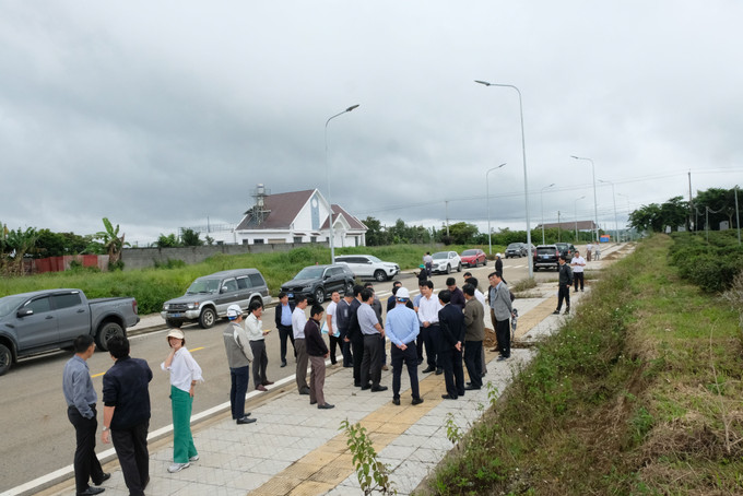 Đoàn công tác của UBND tỉnh Lâm Đồng khảo sát thực tế Khu tái định cư cho các hộ dân bị ảnh hưởng bởi dự án cao tốc Bảo Lộc - Liên Khương bố trí tại xã Bảo Lâm 2. Đoàn công tác của UBND tỉnh Lâm Đồng khảo sát thực tế Khu tái định cư cho các hộ dân bị ảnh hưởng bởi dự án cao tốc Bảo Lộc - Liên Khương bố trí tại xã Bảo Lâm 2.