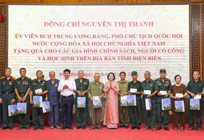 Phó Chủ tịch Quốc hội Nguyễn Thị Thanh trao quà cho thương binh, bệnh binh, người có công với cách mạng, thân nhân gia đình liệt sĩ. Ảnh: Xuân Tư/TTXVN