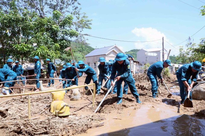 Lực lượng Dân quân tự vệ được huy động để giúp nhân dân xã Chiềng Sơ nhanh chóng khắc phục hậu quả của lũ ống, lũ quét. Lực lượng Dân quân tự vệ được huy động để giúp nhân dân xã Chiềng Sơ nhanh chóng khắc phục hậu quả của lũ ống, lũ quét.