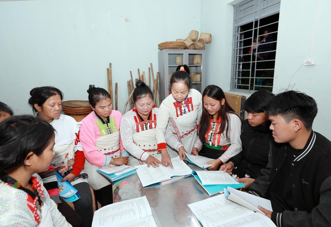 Lớp học tiếng dân tộc Mảng theo hình thức truyền khẩu tại xã biên giới Pa Tần thu hút đông đảo người dân, thanh niên tham gia. Ảnh: Quý Trung/TTXVN