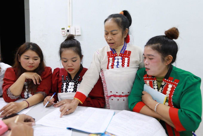 Bà Lý Thị Chướng hướng dẫn các thế hệ trẻ trong bản về những phong tục tập quán, những nét văn hóa dân gian của dân tộc Mảng. Ảnh: Quý Trung/TTXVN