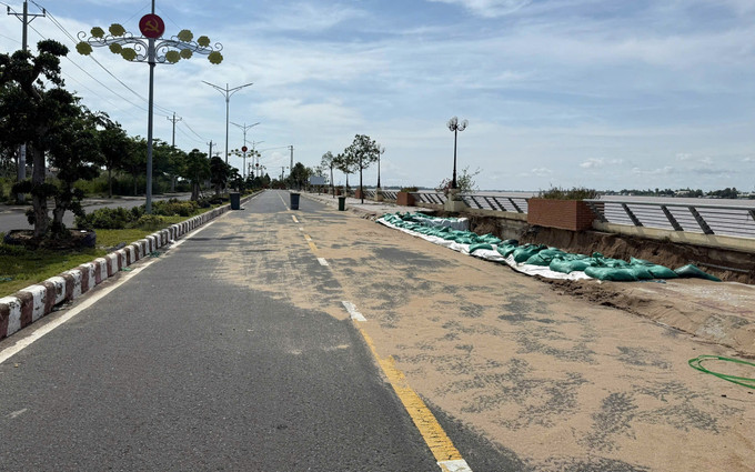 Khắc phục tạm thời đoạn xói lở bờ sông Tiền, khu vực Kè Thường Thới Tiền (thuộc xã Thường Phước, tỉnh Đồng Tháp). Ảnh: TTXVN phát sat-lo-11825.jpg