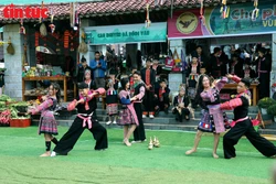 Rộn ràng phiên chợ vùng cao chào năm mới 2026