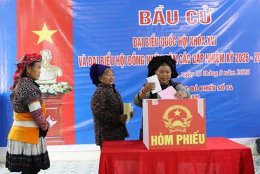 Đồng bào các dân tộc vùng biên giới phấn khởi đi bầu cử