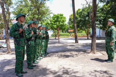 Mùa Xuân theo chân người lính gác biên