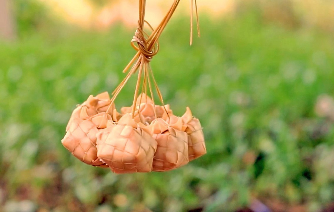 Những chiếc bánh Kà tum nhỏ xinh, hình vuông, với phần cuống nhô lên như những cánh hoa bung nở, gợi hình ảnh quả lựu chín mọng, thể hiện khát vọng về một cuộc sống ấm no, hạnh phúc.