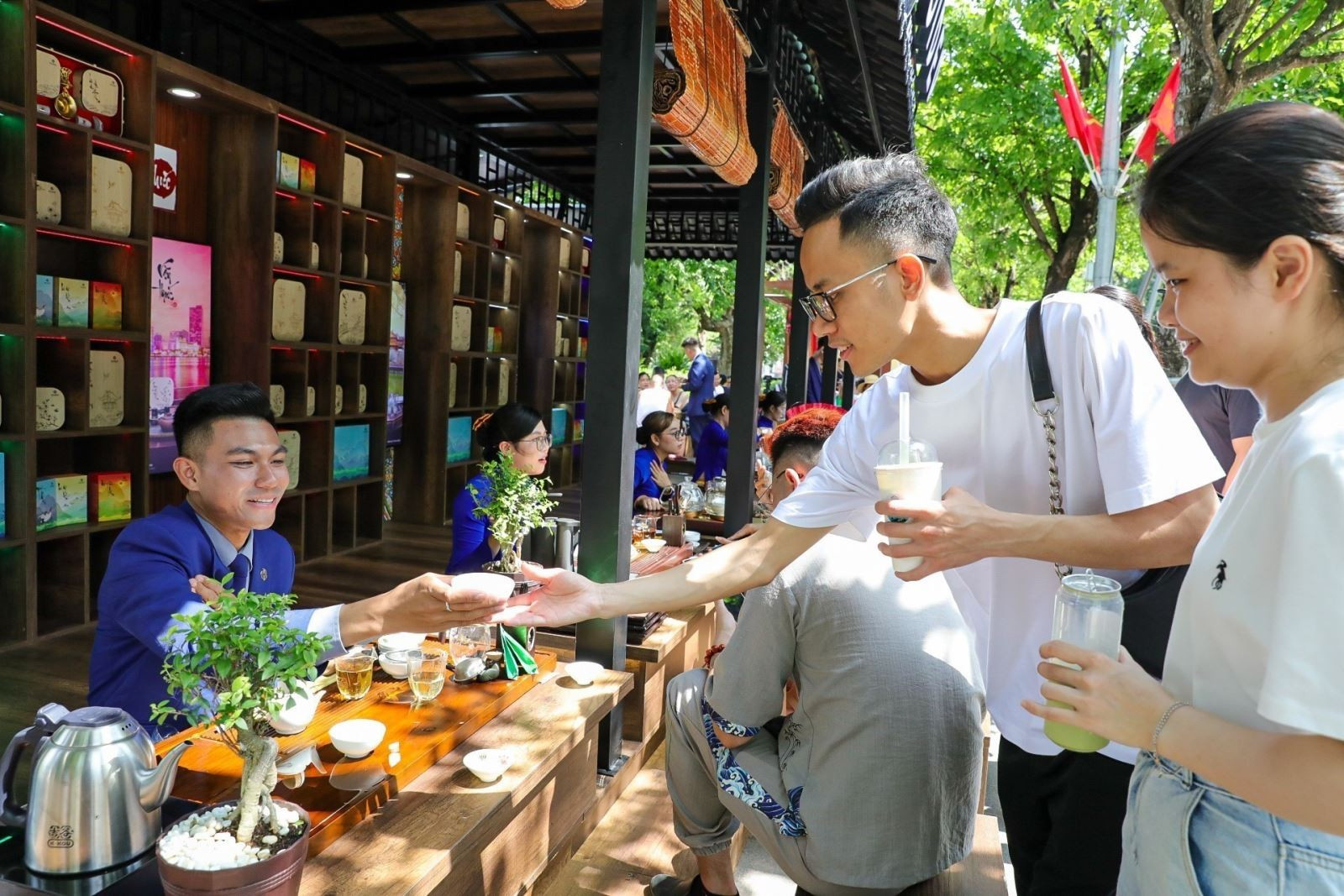 Gian hàng trà của tỉnh Lâm Đồng thu hút người dân đến thưởng trà trực tiếp. Chú thích ảnh