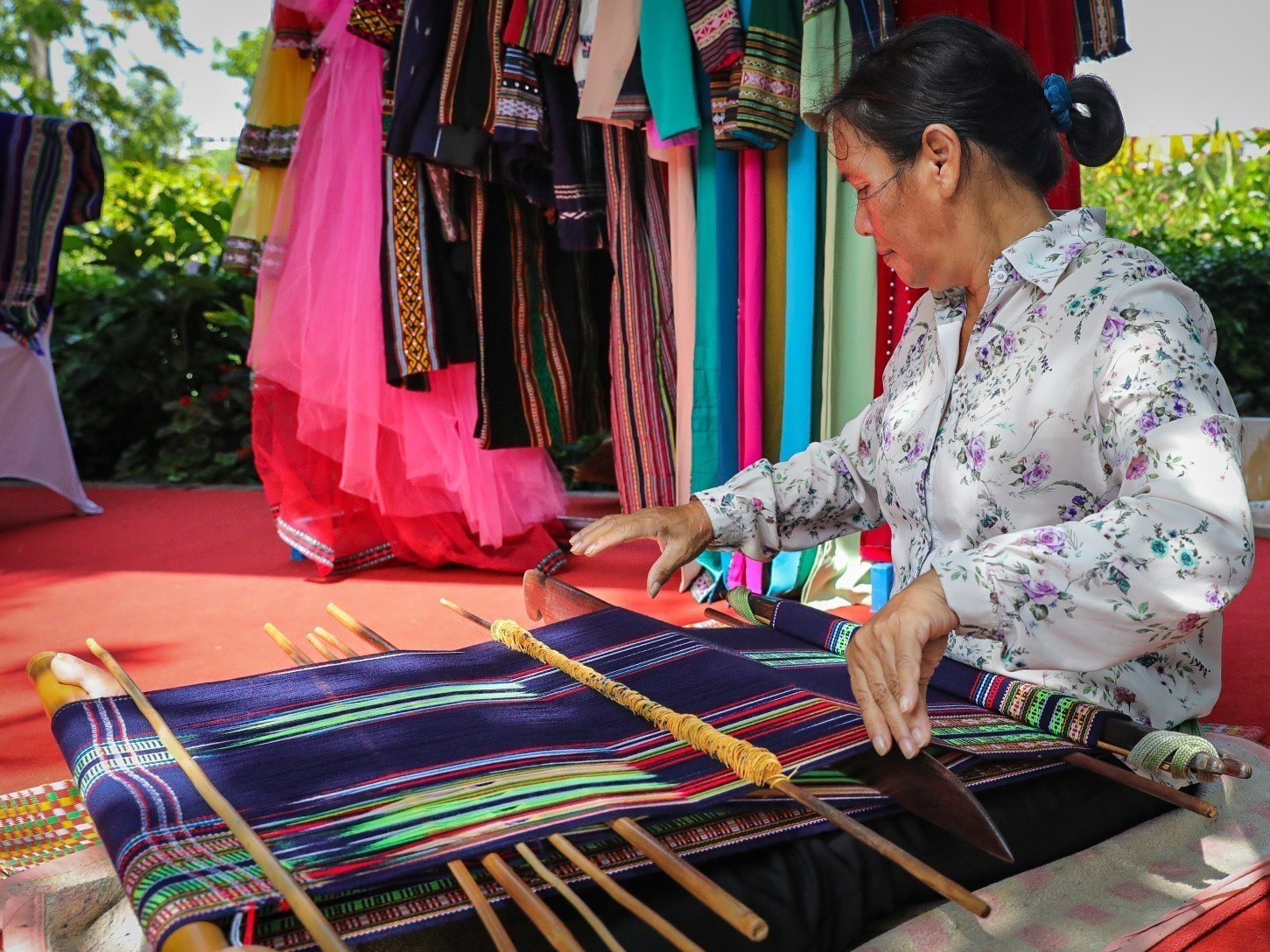 Dệt thủ công truyền thống tại không gian đi bộ hồ Hoàn Kiếm. Chú thích ảnh