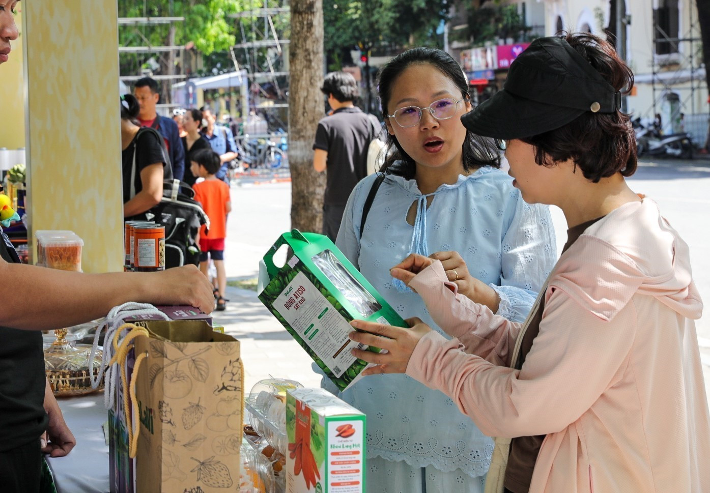 Người dân mua hàng tại 1 trong các gian hàng bày bán các sản phẩm OCOP của tỉnh Lâm Đồng. Chú thích ảnh