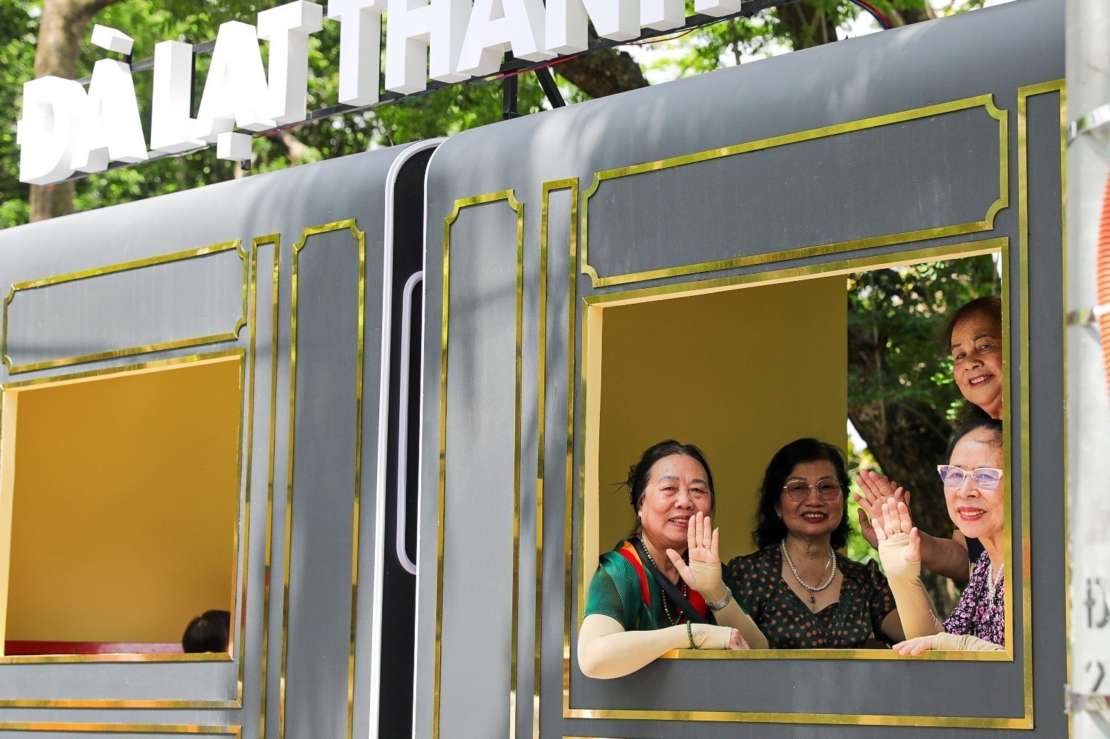 Người dân Thủ đô "check-in" với các góc của Ngày văn hoá Lâm Đồng tại Hà Nội 2025. Chú thích ảnh