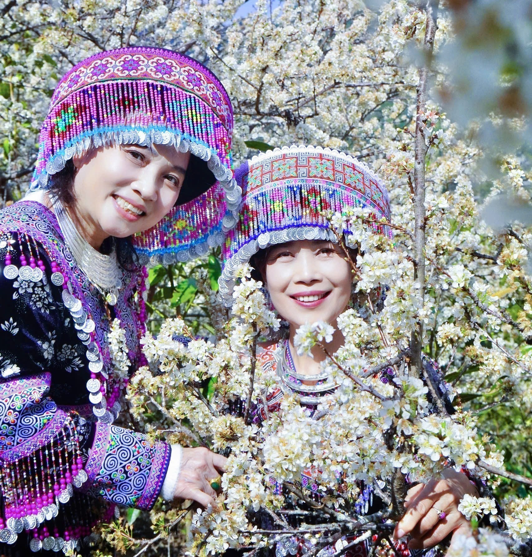 Du khách Hà Nội rạng rỡ trong bộ trang phục truyền thống của người Mông. Ảnh: Đinh Thùy/TTXVN