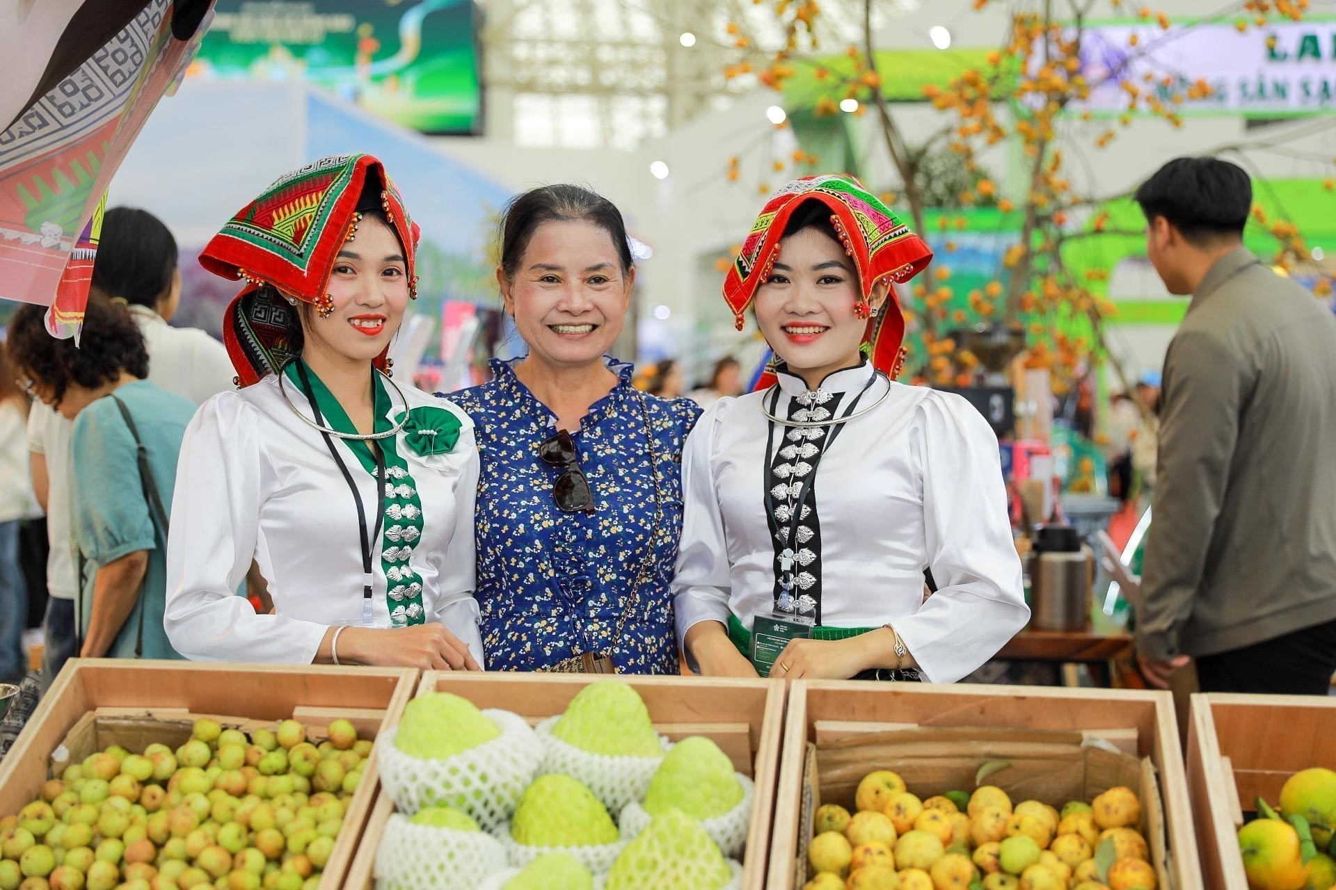 Người dân chụp ảnh tại gian hàng trưng bày, quảng bá sản phẩm đặc trưng, tiêu biểu của tỉnh Sơn La. son-la-301025-1-3.jpg