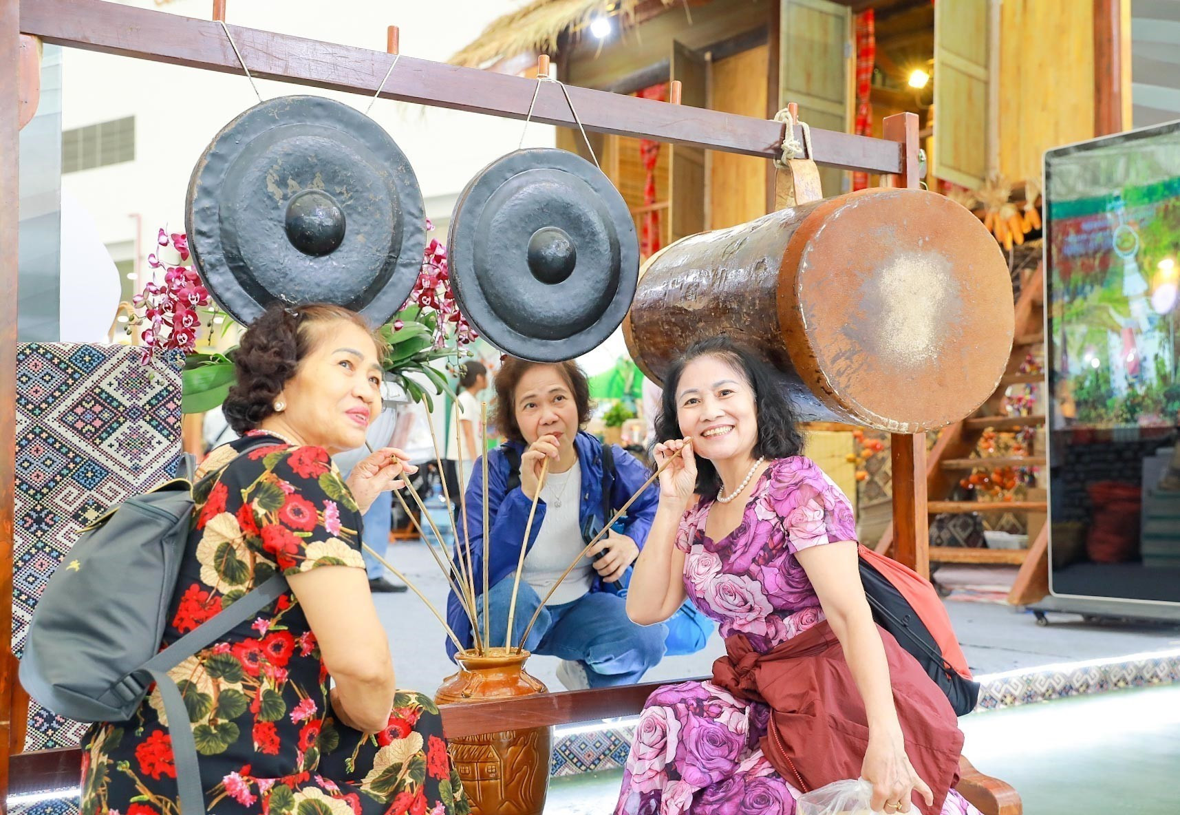 Gian hàng trưng bày, quảng bá sản phẩm đặc trưng, tiêu biểu của tỉnh Sơn La thu hút người dân và du khách tới tham quan và mua sắm. son-la-301025-1-8.jpg