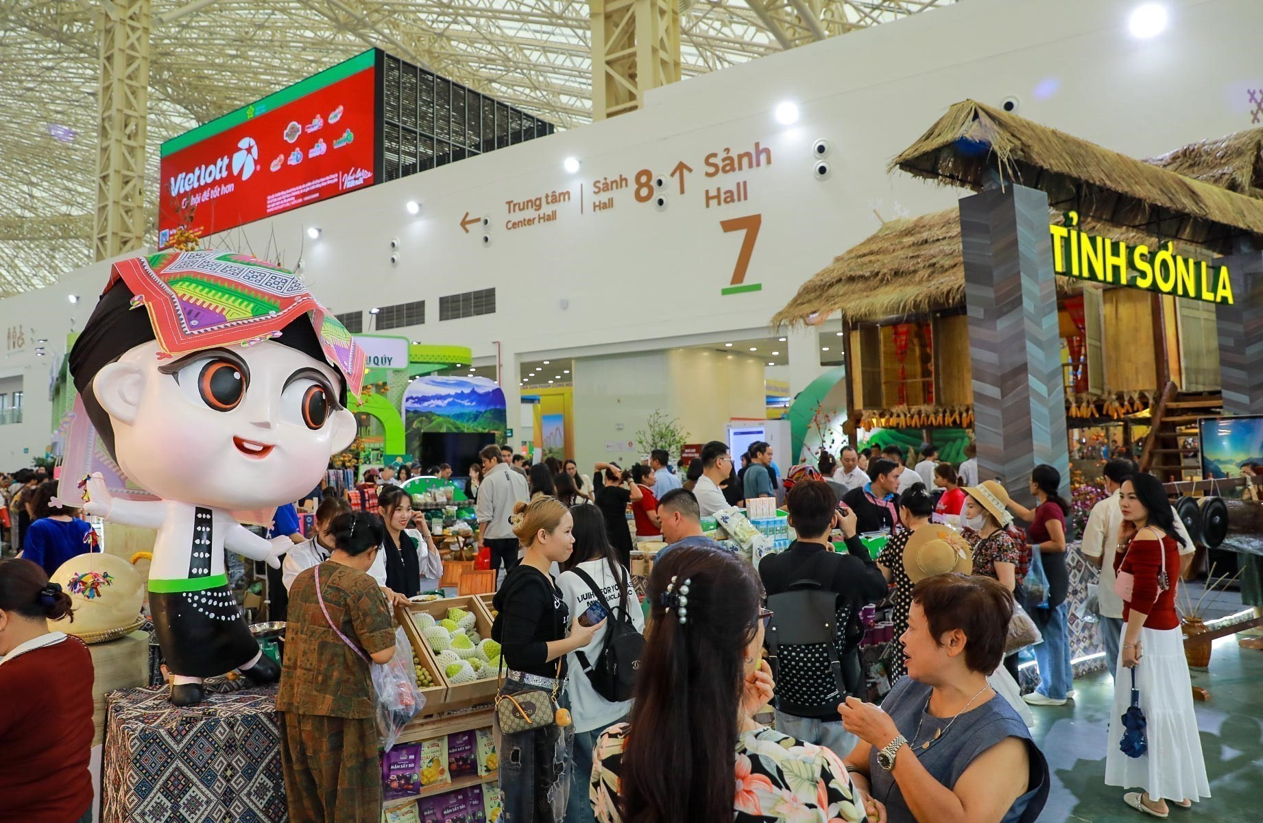 Rất đông người dân tới gian hàng trưng bày, quảng bá sản phẩm đặc trưng, tiêu biểu của tỉnh Sơn La để mua các sản vật địa phương. son-la-301025-1-4.jpg