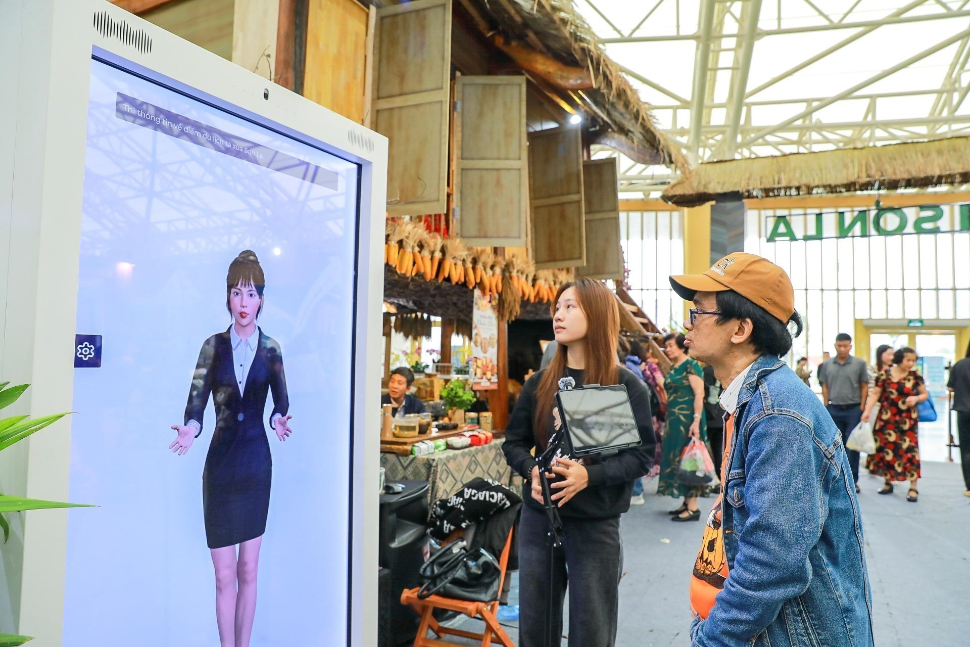 Người dân trải nghiệm công nghệ AI giới thiệu về tỉnh Sơn La. son-la-301025-1-5.jpg