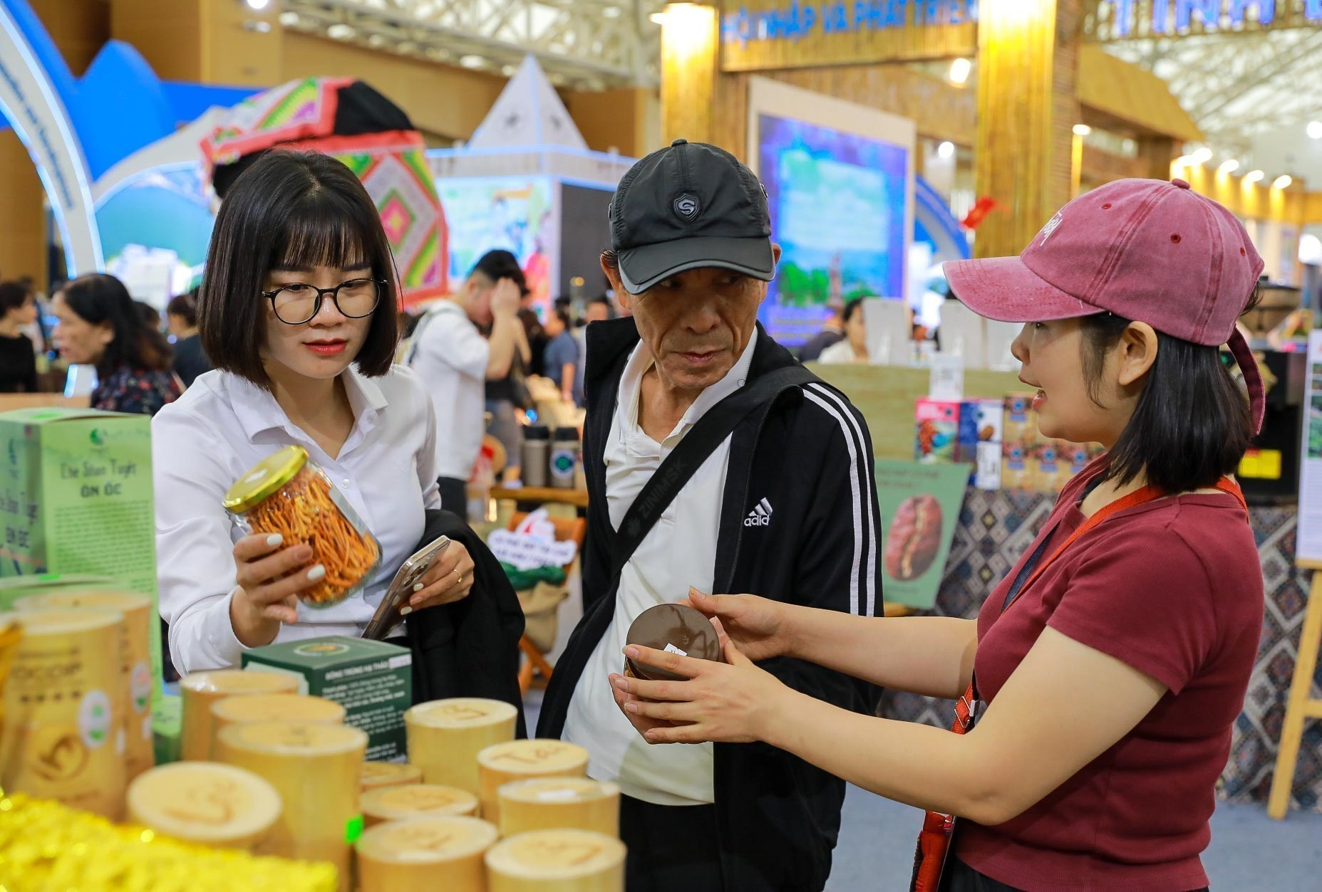 Gian hàng trưng bày, quảng bá sản phẩm đặc trưng, tiêu biểu của tỉnh Sơn La thu hút người dân và du khách tới tham quan và mua sắm. son-la-301025-1-2.jpg