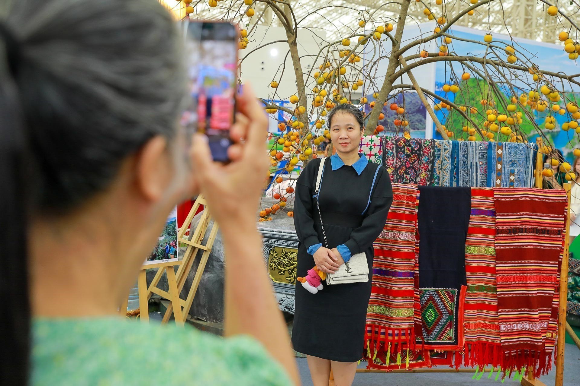 Người dân chụp ảnh tại gian hàng trưng bày, quảng bá sản phẩm đặc trưng, tiêu biểu của tỉnh Sơn La. son-la-301025-1-10.jpg