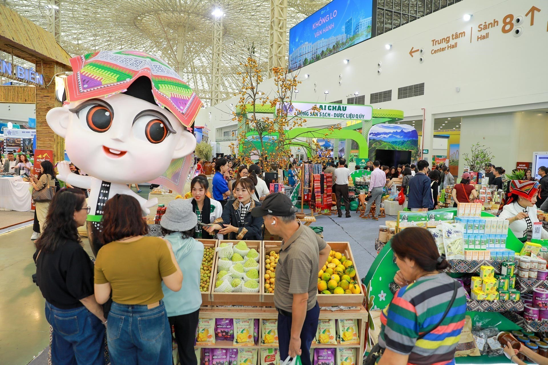 Rất đông người dân tới gian hàng trưng bày, quảng bá sản phẩm đặc trưng, tiêu biểu của tỉnh Sơn La để mua các sản vật địa phương. son-la-301025-1-6.jpg