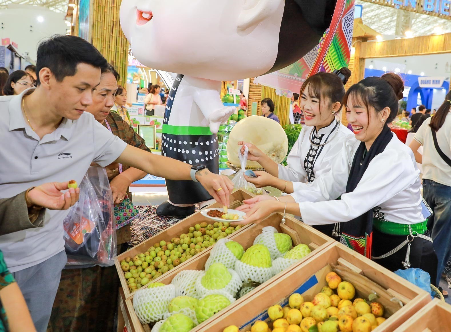Gian hàng trưng bày, quảng bá sản phẩm đặc trưng, tiêu biểu của tỉnh Sơn La thu hút người dân và du khách tới tham quan và mua sắm. son-la-301025-2-2.jpg