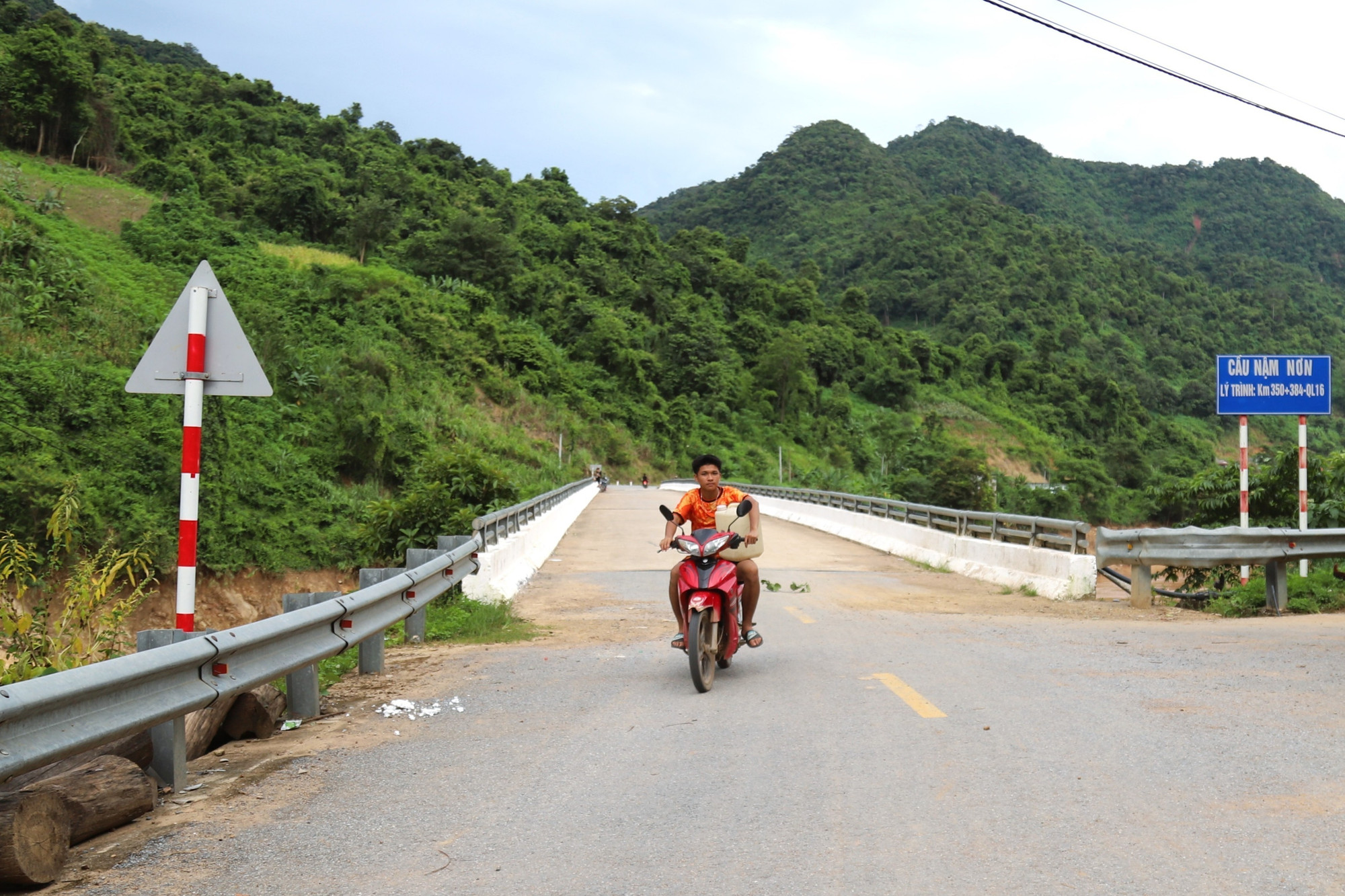Người dân ở vùng cô lập chạy xe máy đi mua nhiên liệu để về vận hành thuyền máy phục vụ công việc đi tiếp nhận hàng cứu trợ, nhu yếu phẩm trên sông Nậm Nơn cho người dân trong bản. Người dân ở vùng cô lập chạy xe máy đi mua nhiên liệu để về vận hành thuyền máy phục vụ công việc đi tiếp nhận hàng cứu trợ, nhu yếu phẩm trên sông Nậm Nơn cho người dân trong bản.