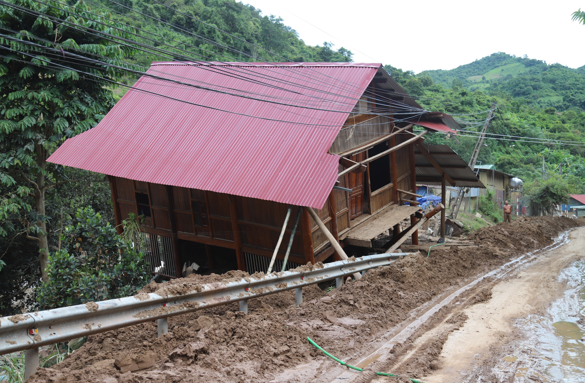 Nhà sàn của đồng bào Thái ở vùng tâm lũ bị đổ nghiêng do sạt lở nền móng. nghe-an-030825-10.jpg