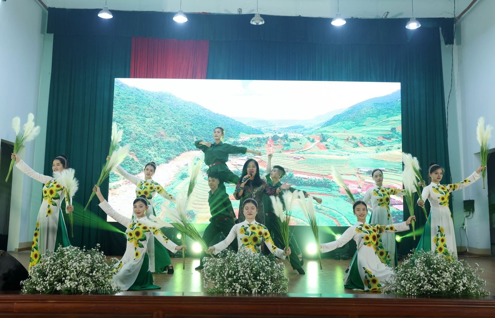 Các tiết mục văn nghệ đặc sắc trong chương trình nghệ thuật “Nhớ mãi lời dạy của Người”. Ảnh: Hoài Thu/TTXVN Chú thích ảnh