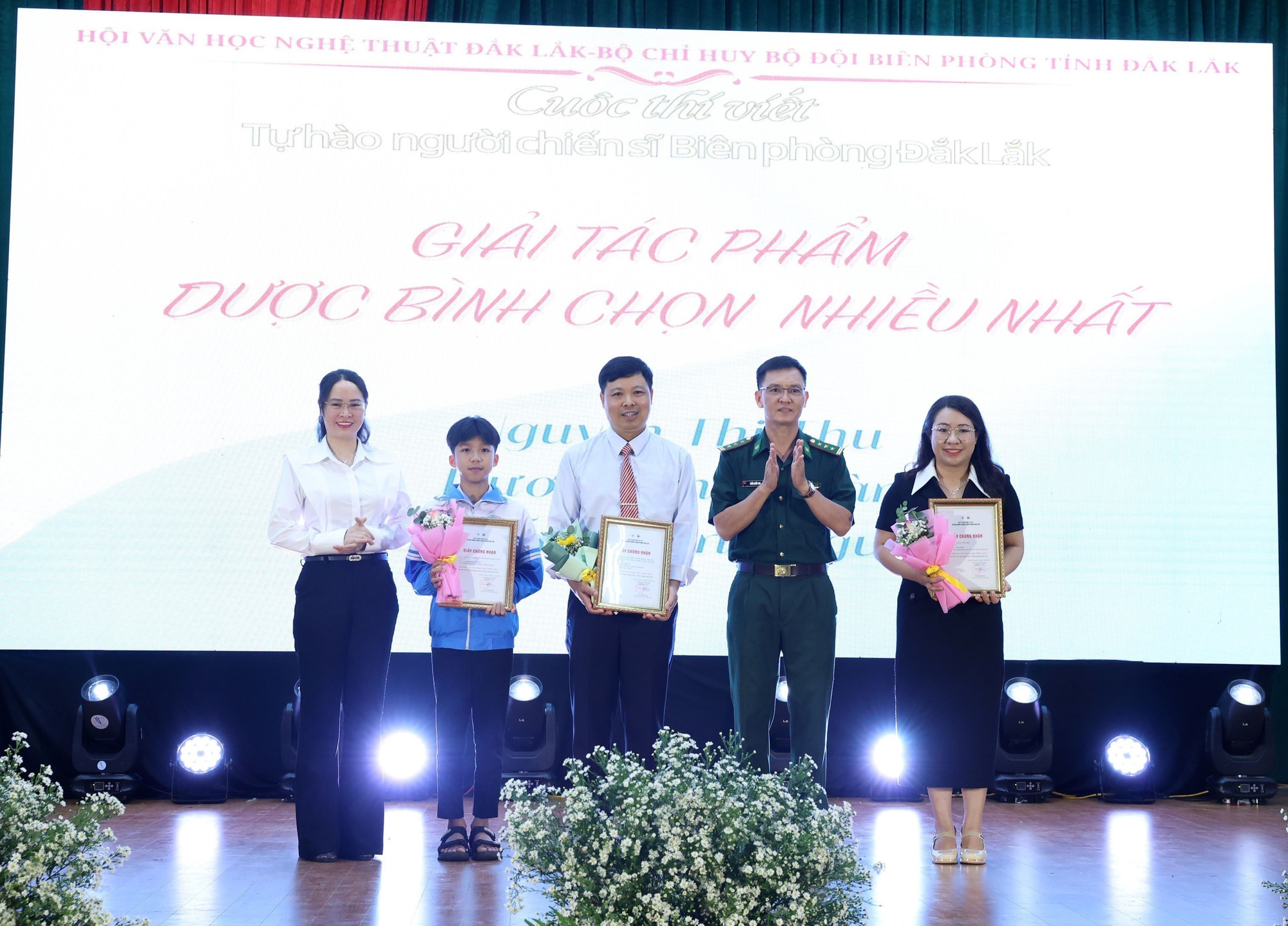 Ban Tổ chức trao giải tác phẩm được bình chọn nhiều nhất cho các cá nhân đạt giải. Ảnh: Hoài Thu/TTXVN Chú thích ảnh
