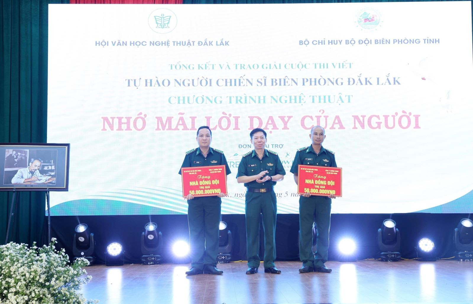 Bộ Chỉ huy Bộ đội Biên phòng tỉnh Đắk Lắk trao tặng kinh phí xây dựng “Nhà đồng đội” cho các chiến sĩ có hoàn cảnh khó khăn. Ảnh: Hoài Thu – TTXVN. Ảnh: Hoài Thu/TTXVN Chú thích ảnh