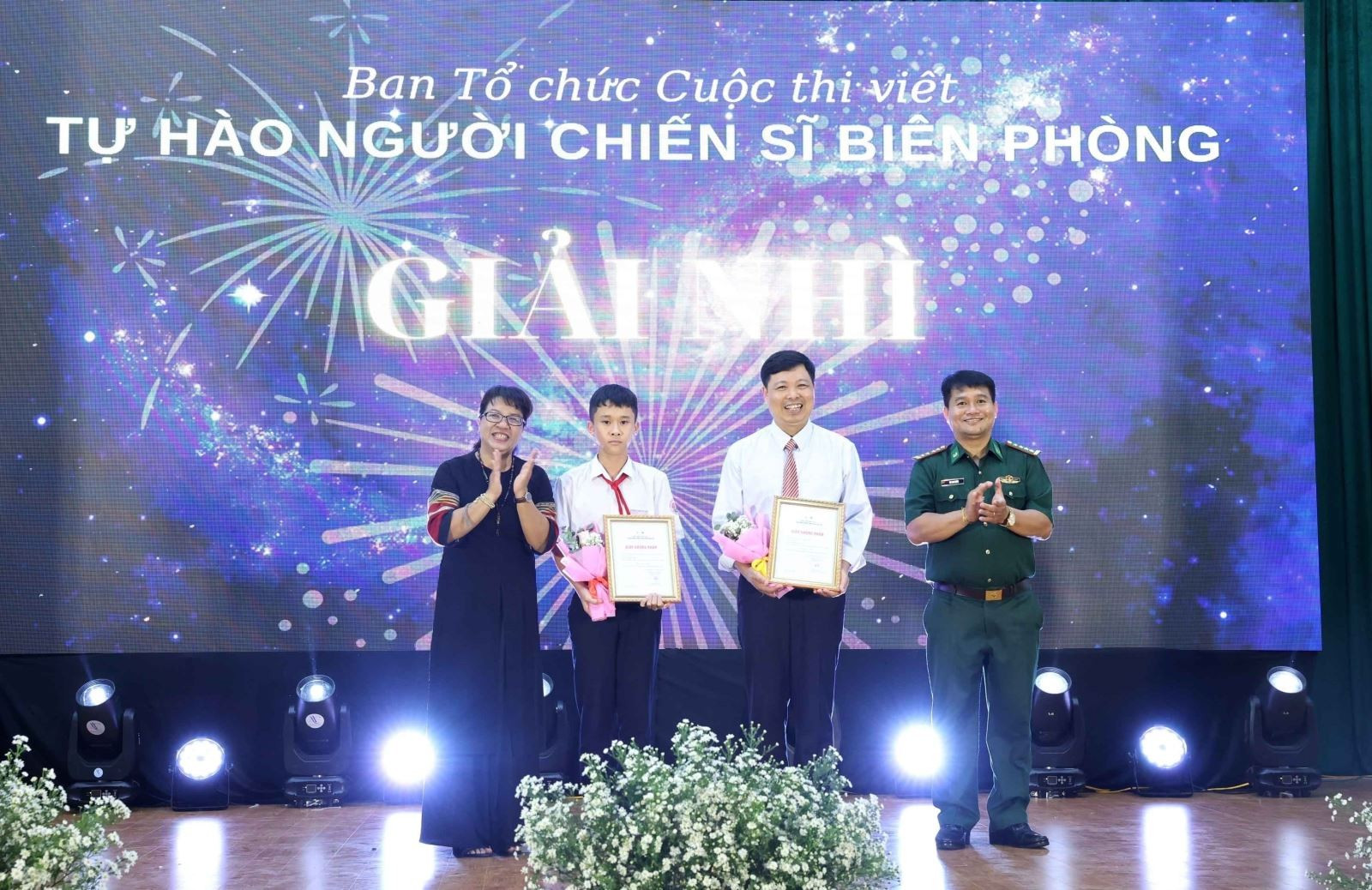 Ban Tổ chức trao giải Nhì Cuộc thi viết “Tự hào người chiến sĩ Biên phòng Đắk Lắk”. Ảnh: Hoài Thu/TTXVN Chú thích ảnh