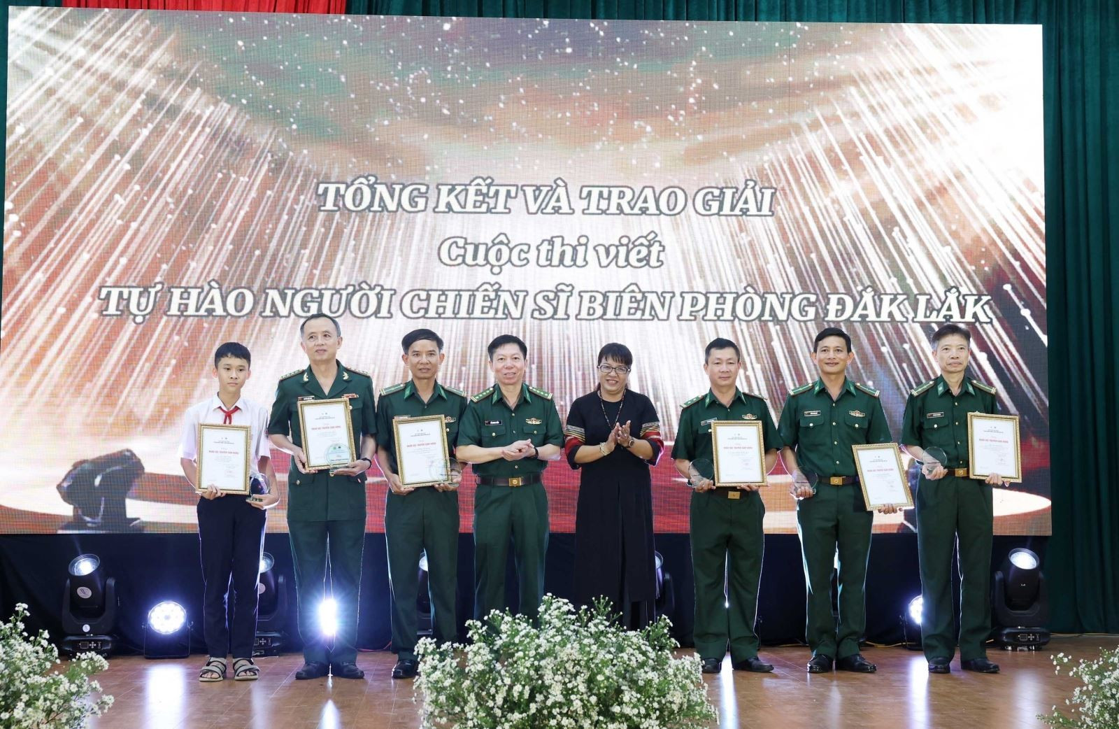 Ban Tổ chức trao giải nhân vật truyền cảm hứng của cuộc thi. Ảnh: Hoài Thu/TTXVN Chú thích ảnh