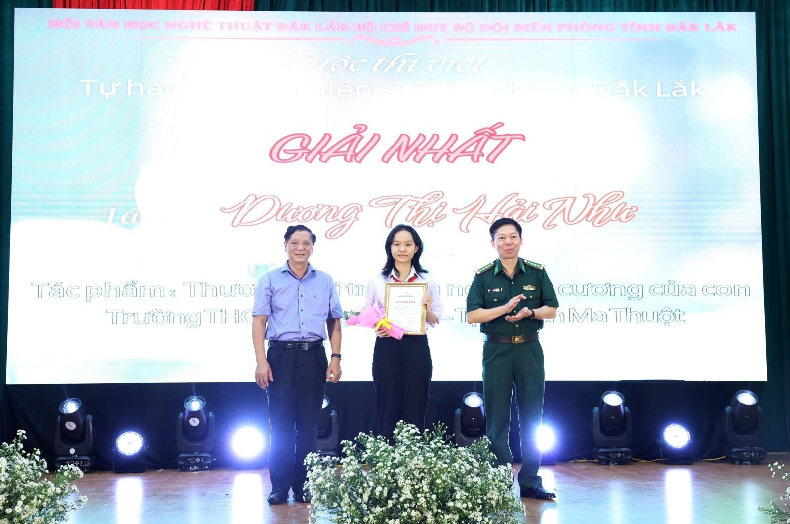 Trao giải Nhất cuộc thi cho Dương Thị Hải Như, học sinh lớp 8G, Trường Trung học cơ sở Trưng Vương (thành phố Buôn Ma Thuột). Ảnh: Hoài Thu/TTXVN Chú thích ảnh