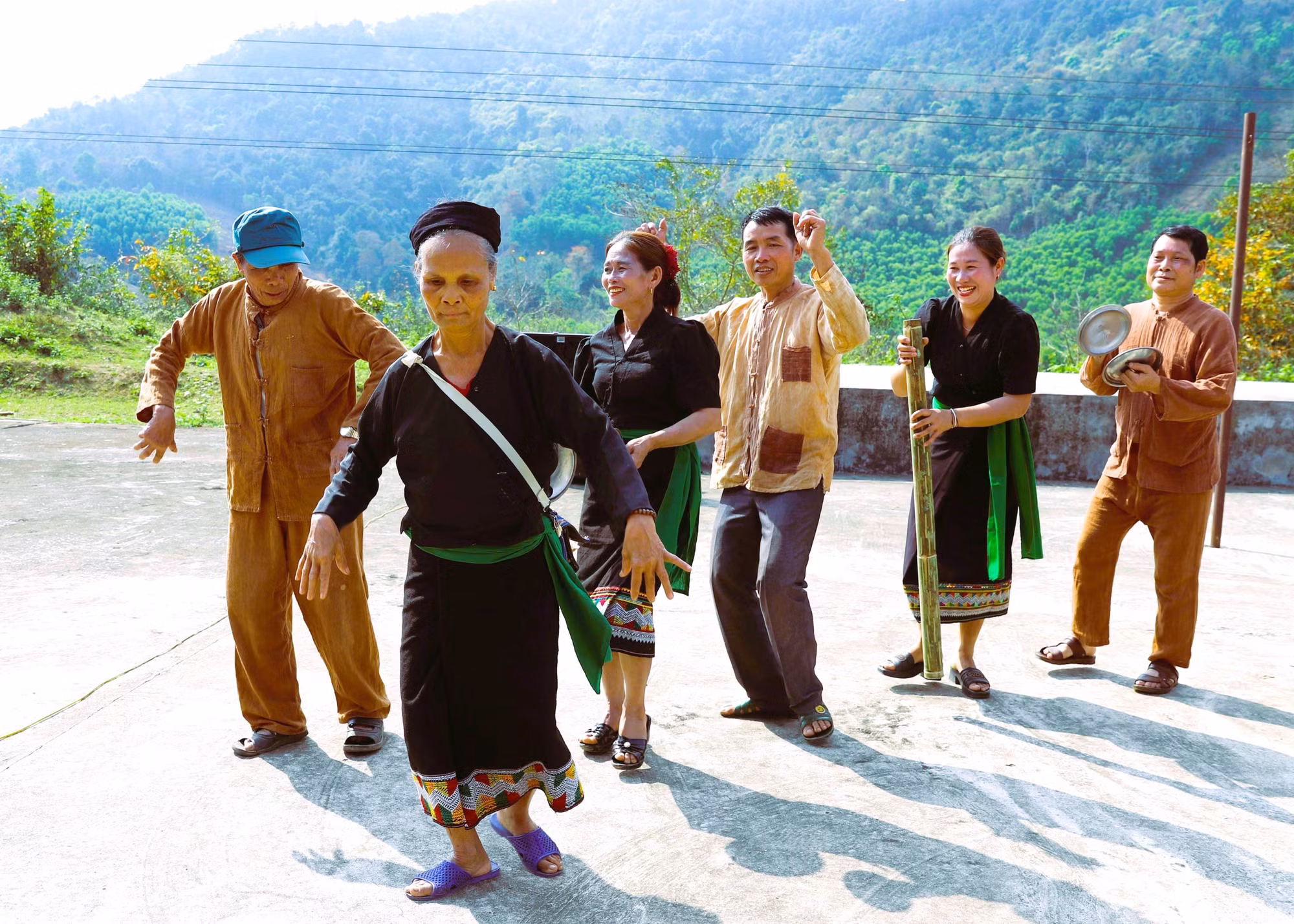 Sau phần lễ để đón tiếng sấm đầu năm, cộng đồng gười dân Ơ Đu bước vào phần hội với việc tổ chức các trò chơi dân gian, cùng nhảy múa, ca hát, gõ chiêng… trong không gian vui vẻ, hòa đồng, sôi động, âm thanh vang vọng khắp núi rừng, bản làng. Ảnh: Xuân Tiến/TTXVN