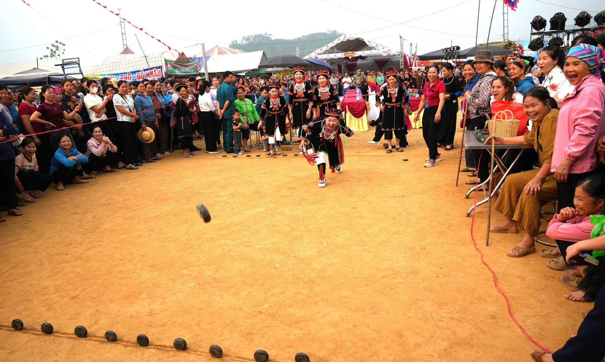 Bà con các dân tộc và du khách hào hứng tham gia trò chơi dân gian đánh pam tại Lễ hội Chợ Thụt xã Phù Lưu (tỉnh Tuyên Quang).