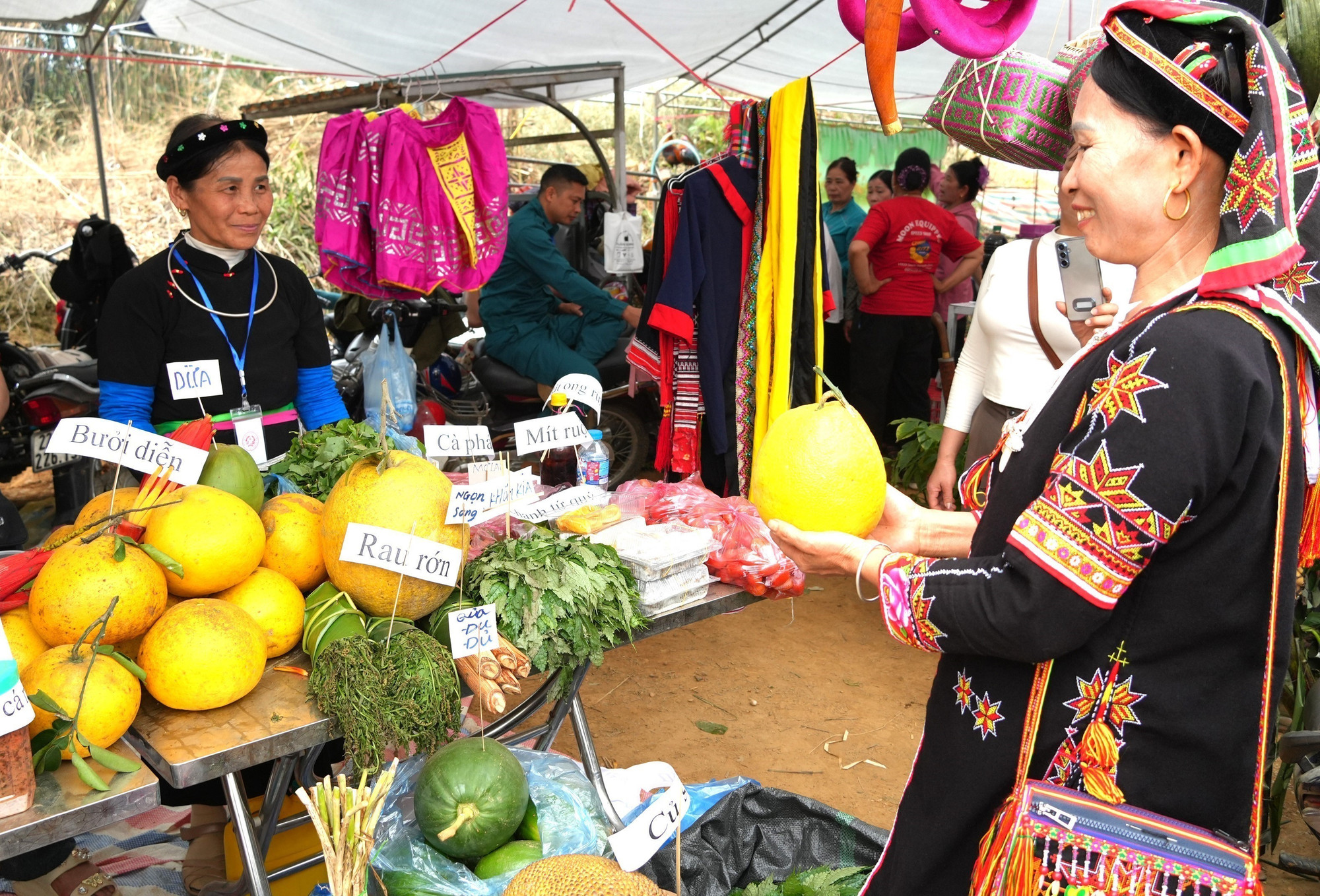 Các sản phẩm nông sản, đặc sản truyền thống của địa phương được đông đảo du khách lựa chọn tại Chợ Thụt, xã Phù Lưu (tỉnh Tuyên Quang).
