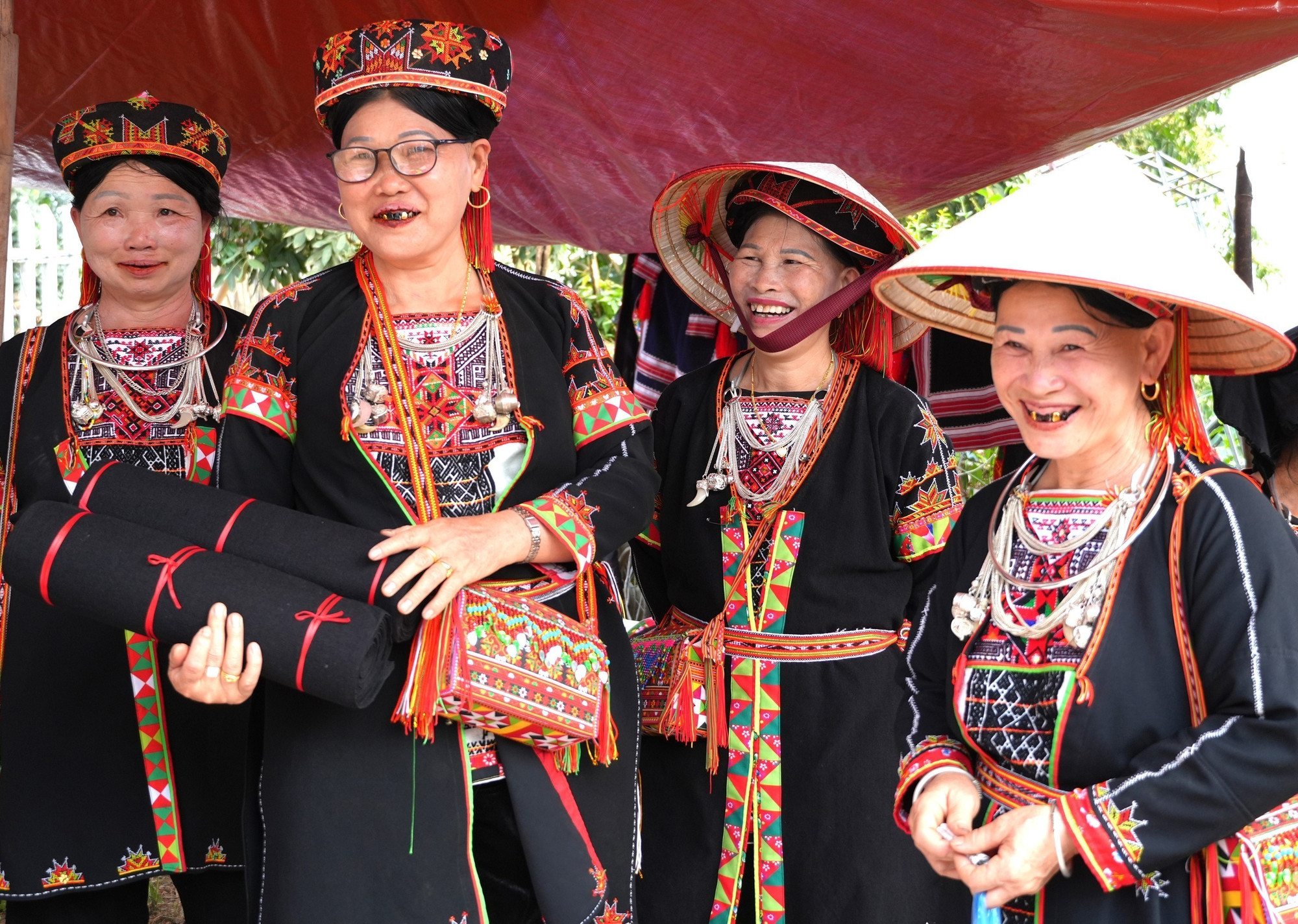 Phụ nữ dân tộc lựa chọn trang phục, phụ kiện truyền thống tại Lễ hội Chợ Thụt, xã Phù Lưu (Tuyên Quang).