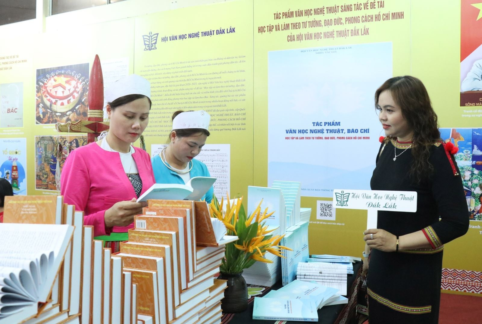 Đại biểu tham quan trưng bày sách, báo, tư liệu về các sự kiện lịch sử trọng đại của dân tộc. Ảnh: Tuấn Anh/TTXVN Chú thích ảnh