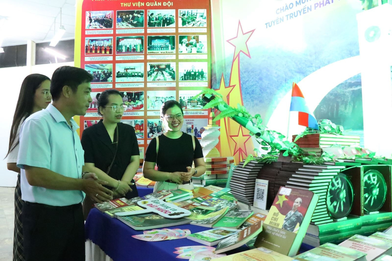 Đại biểu tham quan trưng bày sách, báo, tư liệu về các sự kiện lịch sử trọng đại của dân tộc. Ảnh: Tuấn Anh/TTXVN Chú thích ảnh