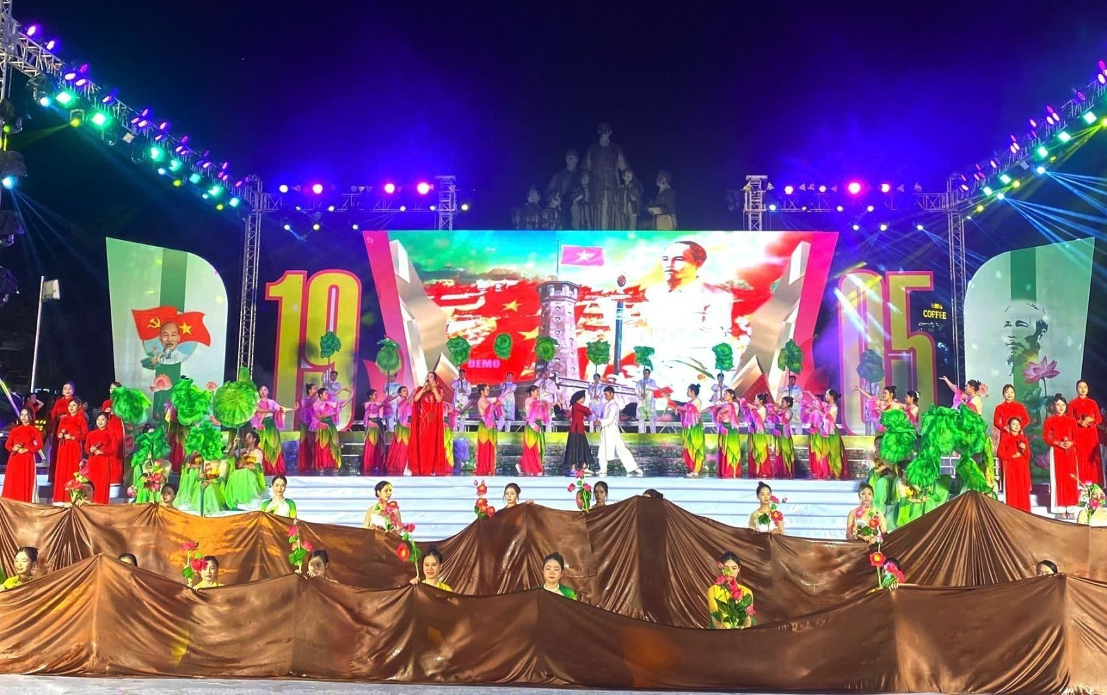 Chương trình nghệ thuật đặc biệt mang chủ đề “Người là niềm tin tất thắng” với gần 220 diễn viên chuyên nghiệp và quần chúng tham gia biểu diễn. Ảnh: Minh Tâm/TTXVN Chú thích ảnh