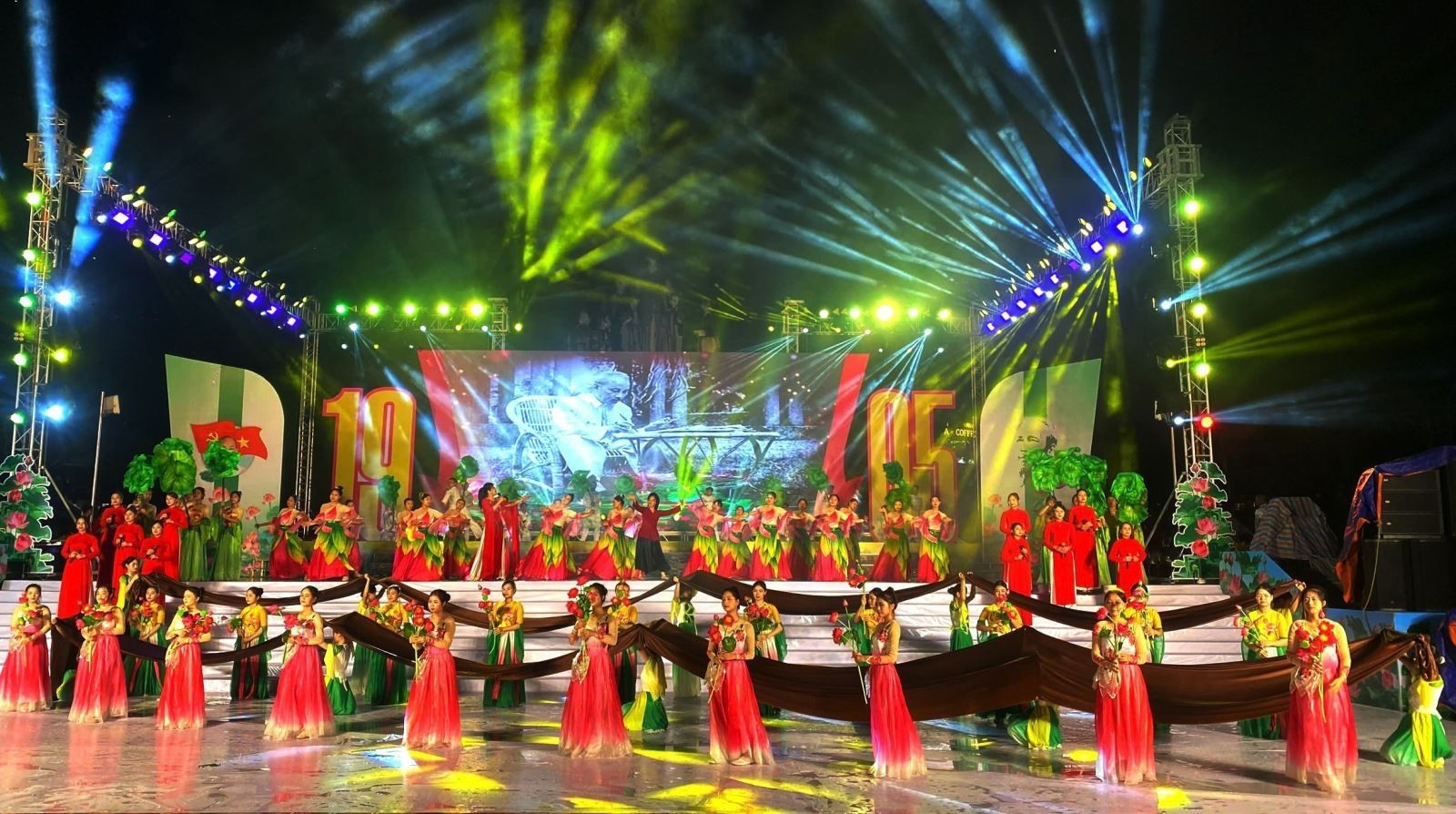 Chương trình nghệ thuật đặc biệt mang chủ đề “Người là niềm tin tất thắng” với gần 220 diễn viên chuyên nghiệp và quần chúng tham gia biểu diễn. Ảnh: Minh Tâm/TTXVN Chú thích ảnh