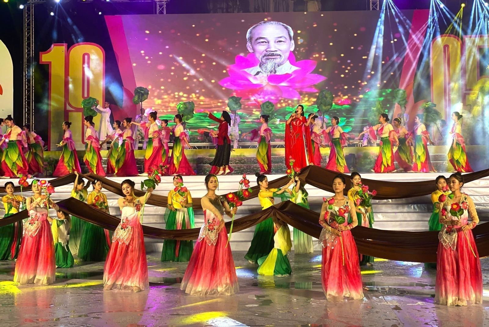 Chương trình nghệ thuật đặc biệt mang chủ đề “Người là niềm tin tất thắng” với gần 220 diễn viên chuyên nghiệp và quần chúng tham gia biểu diễn. Ảnh: Minh Tâm/TTXVN Chú thích ảnh