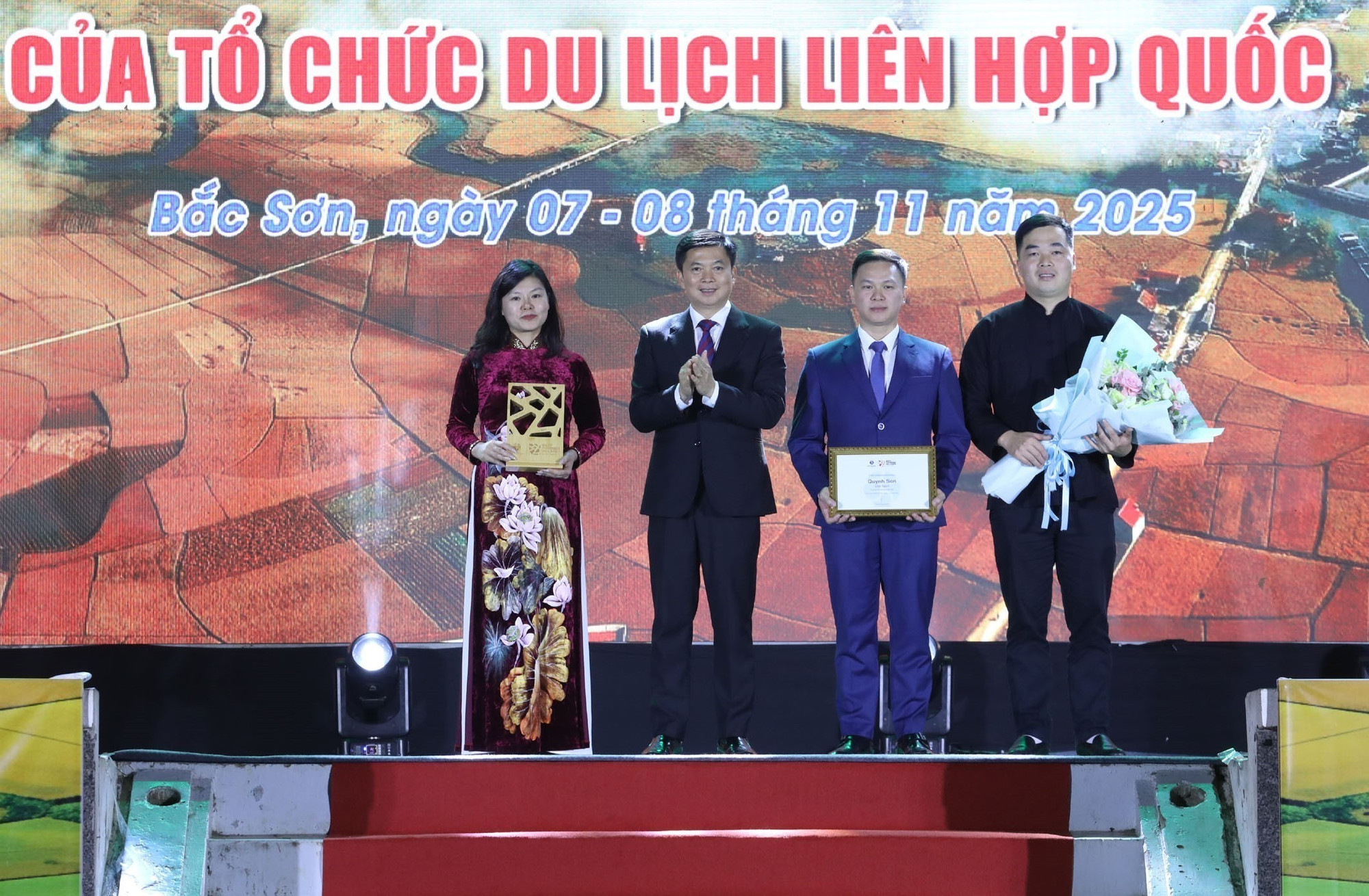 Phó Chủ tịch UBND tỉnh Lạng Sơn Đinh Hữu Học trao Giải thưởng Làng du lịch tốt nhất năm 2025 của tổ chức du lịch Liên hợp quốc (UN Tourism) đối với Làng Du lịch cộng đồng Quỳnh Sơn xã Bắc Sơn, tỉnh Lạng Sơn.
