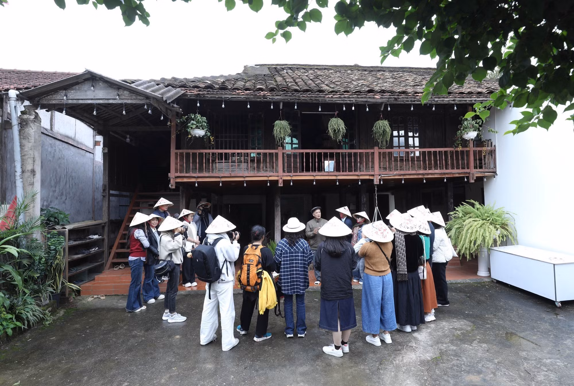 Du khách tìm hiểu về nhà sàn tại Homestay Dương Công Chài, Làng du lịch cộng đồng Quỳnh Sơn, xã Bắc Sơn, tỉnh Lạng Sơn.