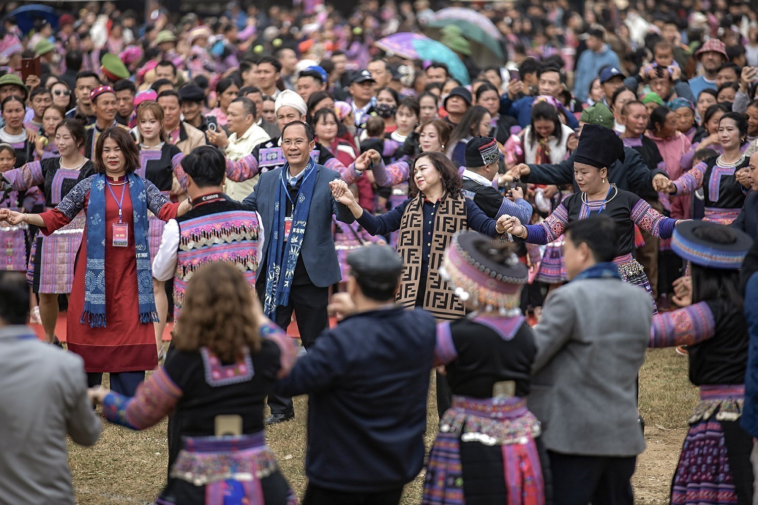 Các đại biểu và du khách cùng tham gia phần hội, nắm tay nhau nhảy quanh cây nêu theo điệu khèn Mông.